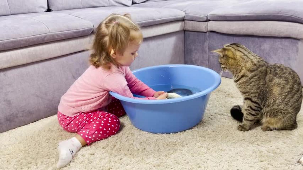 Cute_Baby_and_Funny_Cat_Catch_Fish_in_a_Big