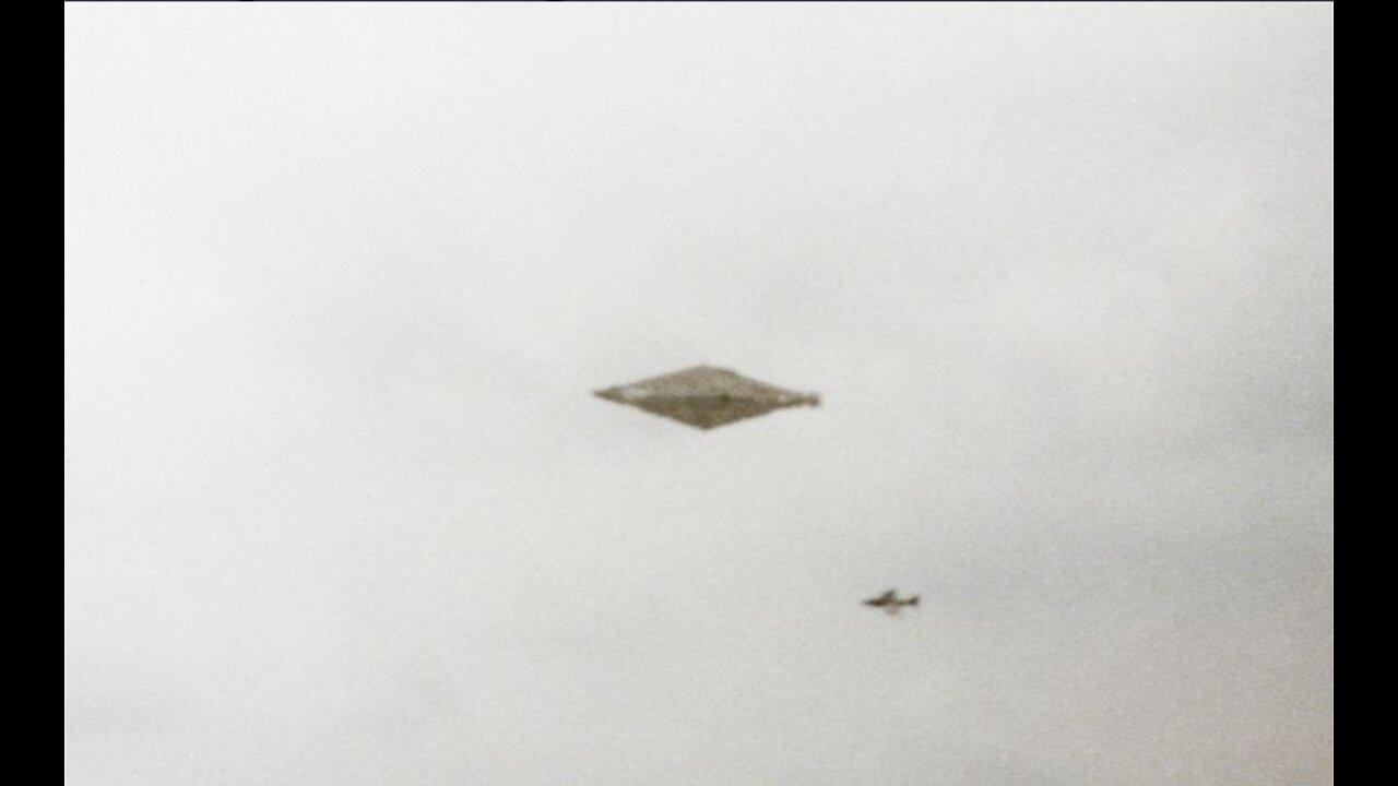 Top Secret 32 Year Old UFO Photograph and Other Alien Stories