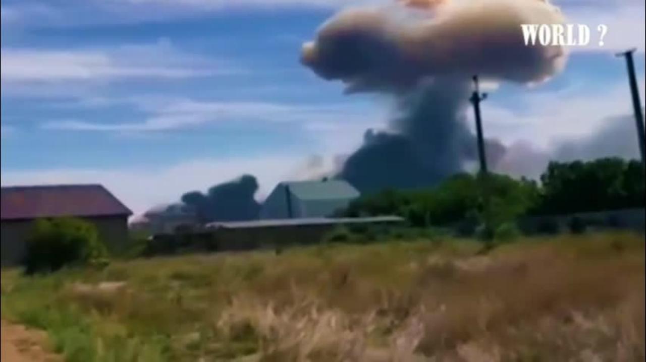 Huge explosion and mushroom cloud seen near Russian air base in Crimea❗RUSSIA UKRAINE WAR NEWS