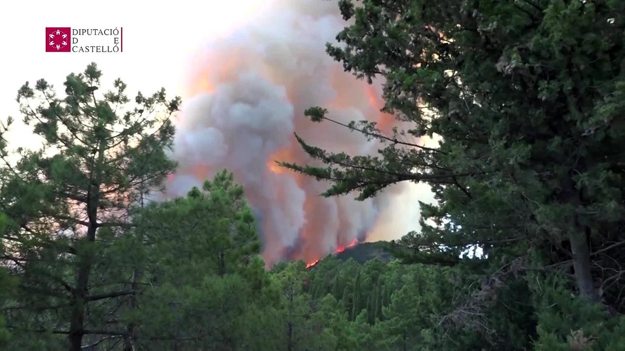 Firefighters battle Spanish wildfires overnight