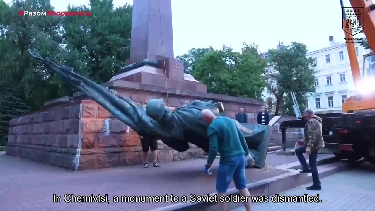 A monument to a Soviet soldier was dismantled in Chernivtsi.