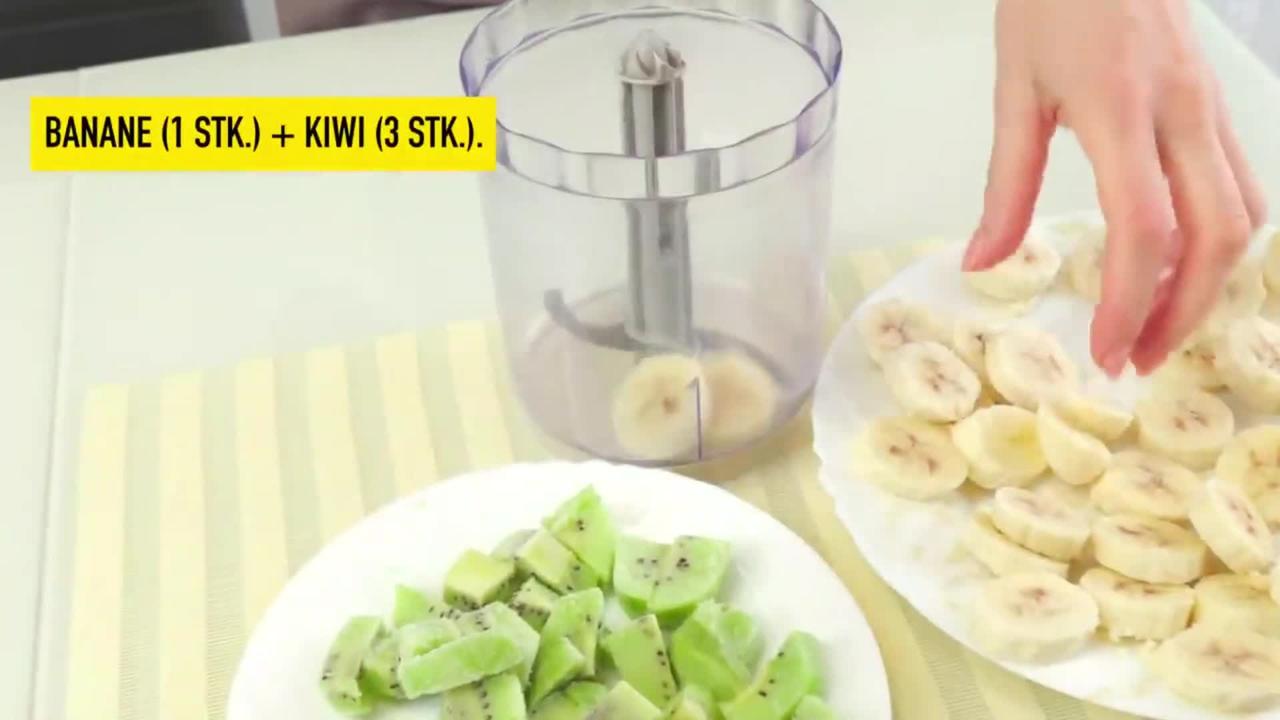 Put Kiwifruit And Banana Pieces Into The Grinder