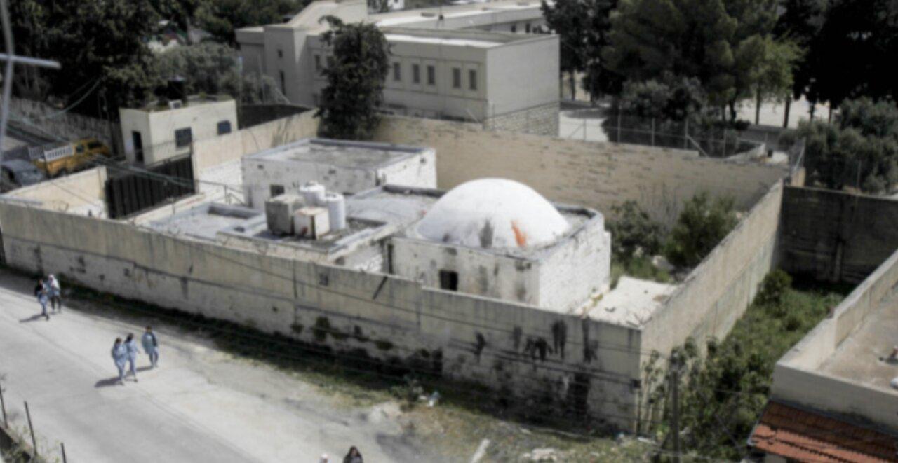 Palestinian gunmen shoot at Israeli worshipers at Joseph's Tomb