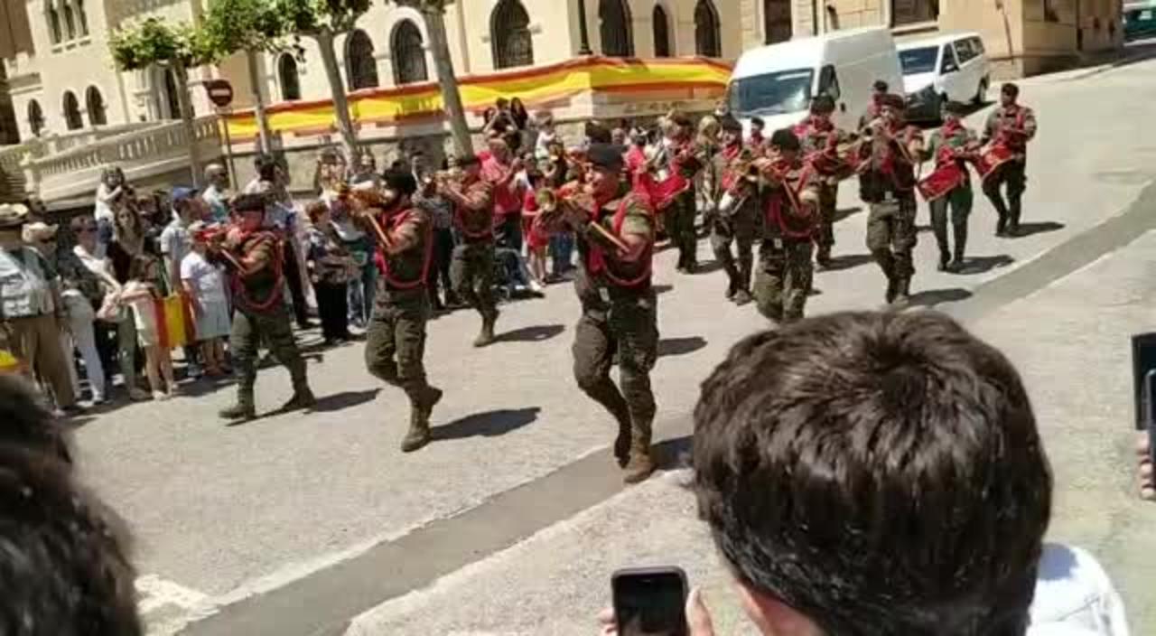 Desfile de la Banda Musical de Ejército en El Bruch el Día de Las Fuerzas Armadas