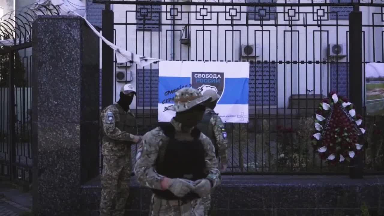 La Legión "Libertad de Rusia" colgó una pancarta de campaña en el edificio de la Embajada de Rusia