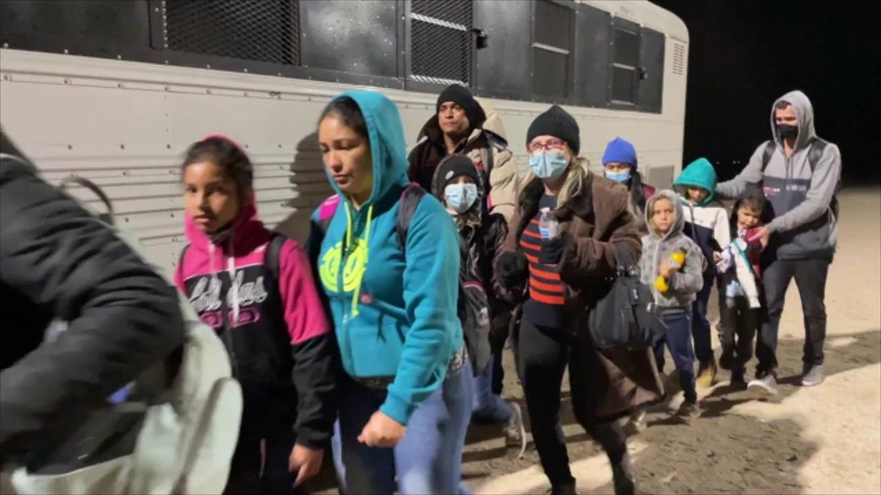 Bus Carrying Migrants From Texas Arrives in Chicago