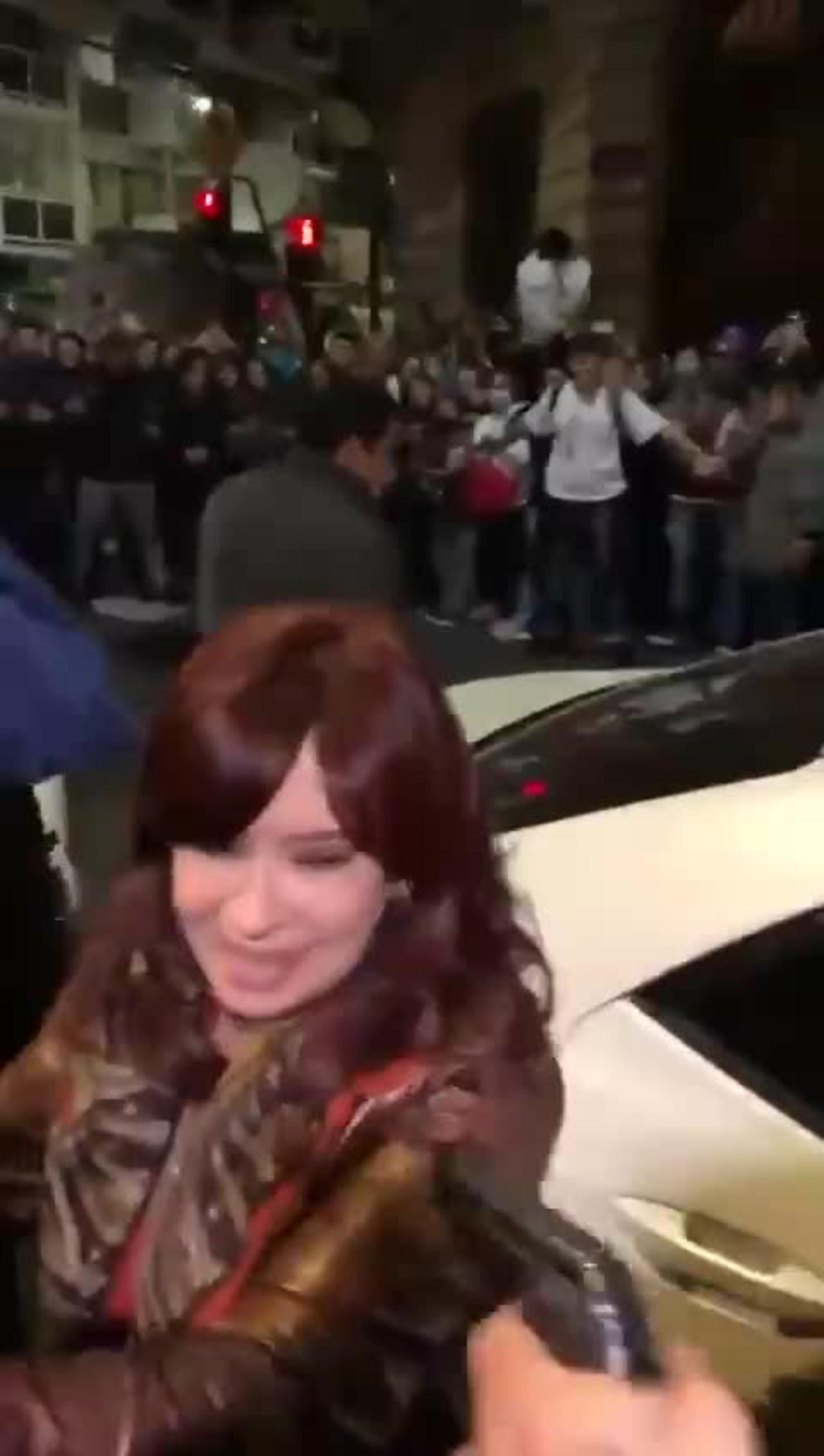 Assasination attempt on Argentina’s vicepresident Cristina Kirchner, gun fails to fire.