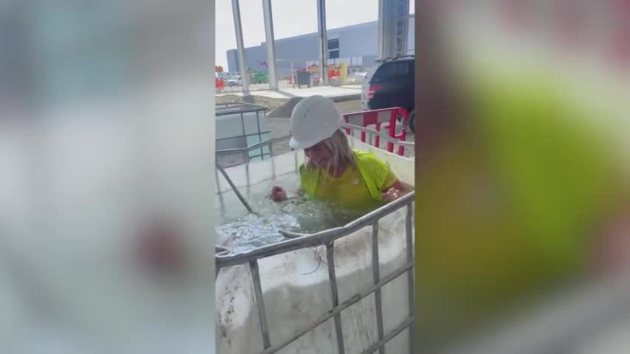 Construction Worker Cools Off In Water Bowser During UK Heatwave - USA Media