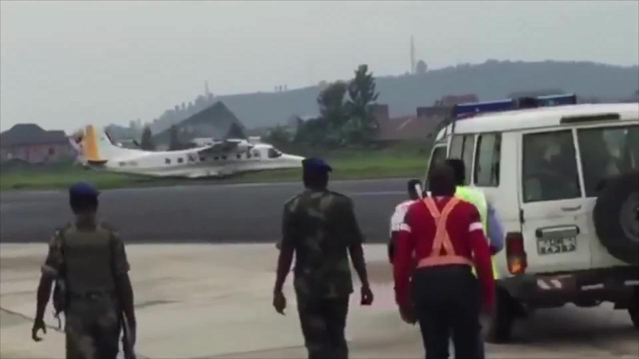 Plane Makes an Emergency Landing With Only One Main Gear
