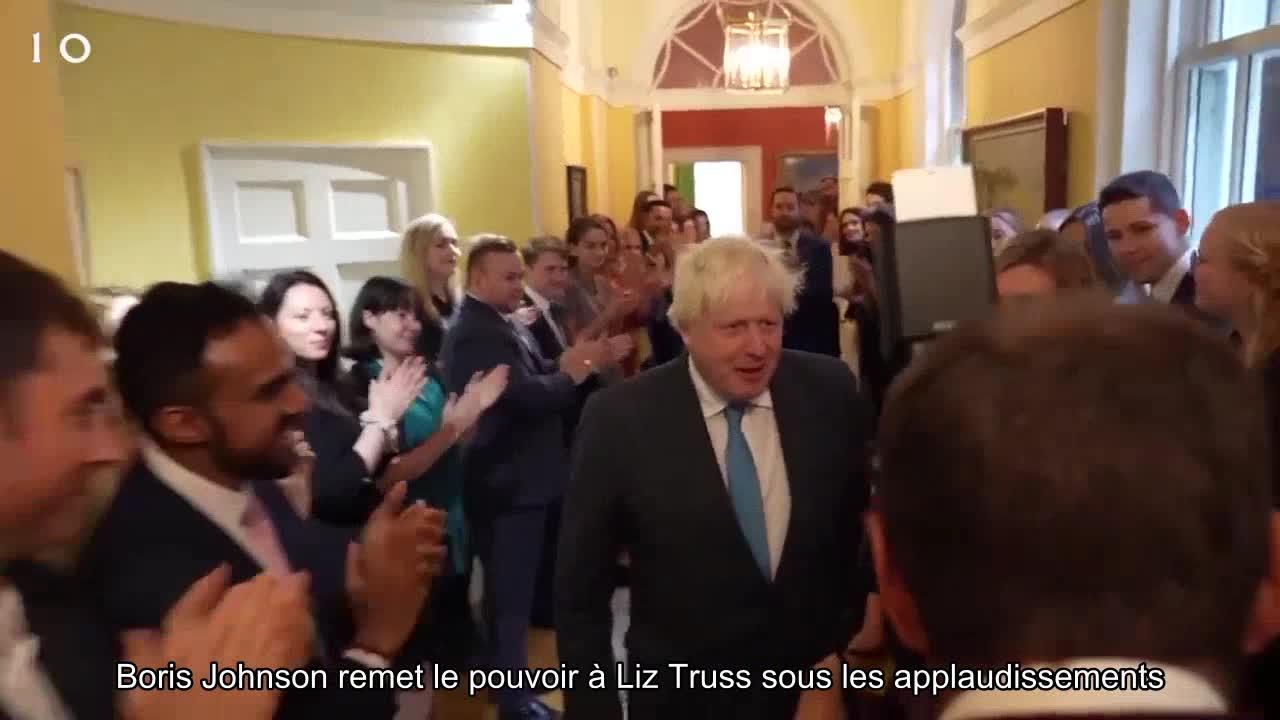 Boris Johnson, passant le pouvoir à Liz Truss, quitte la résidence du chef du gouvernement au 10 Do
