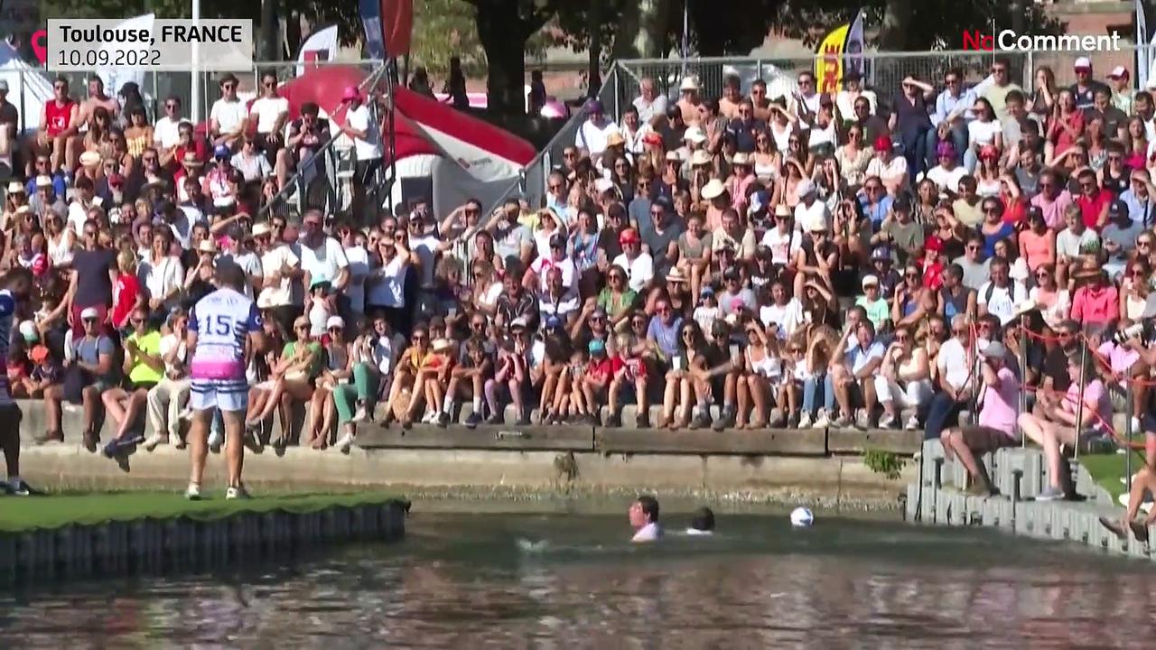 In Toulouse, a rugby tournament... on and in the water