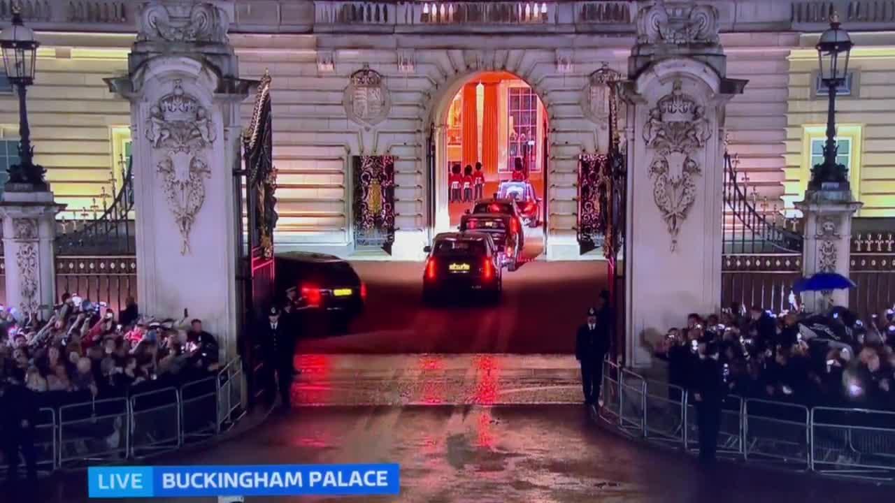 Queen Elizabeth’s coffin arrives at Buckingham Palace.