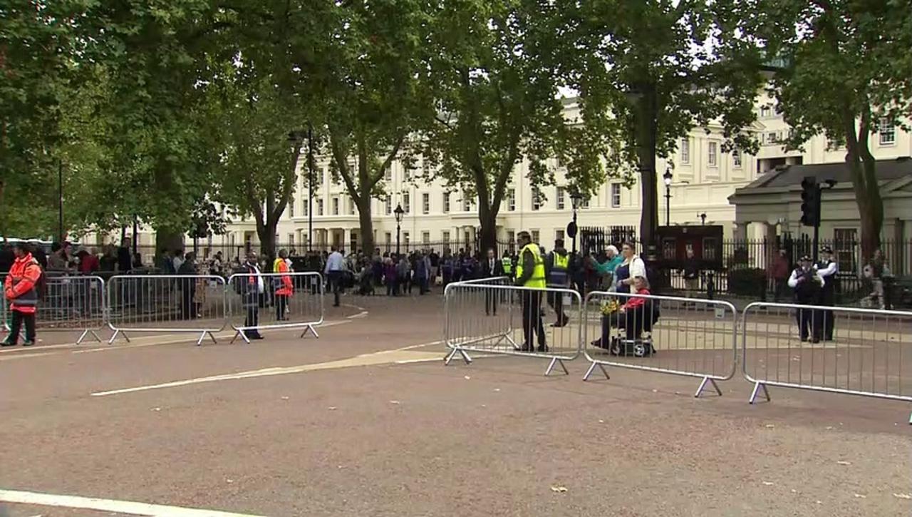 Pall bearers make way to Buckingham Palace