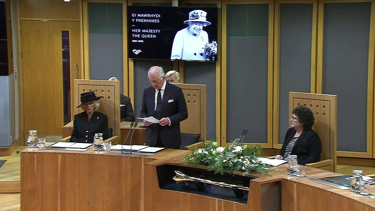 King receives Motion of Condolence from Welsh Senedd