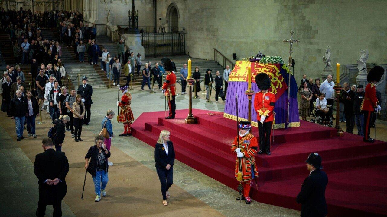 Man detained after rushing to the Queen's coffin in Westminster Hall - Sky News Australia