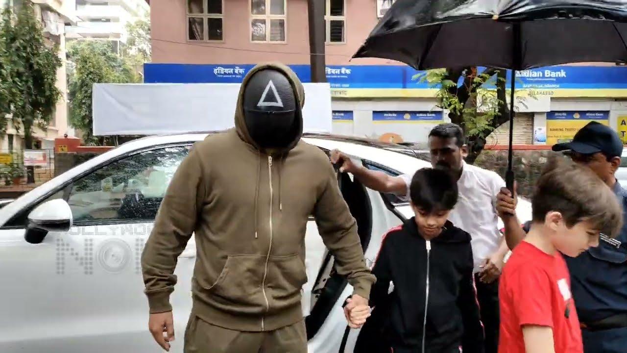 Raj Kundra Wears Squid Game Mask, Hides His Face From Media, Bends Down To Tie Son's Lace|Lunch Date