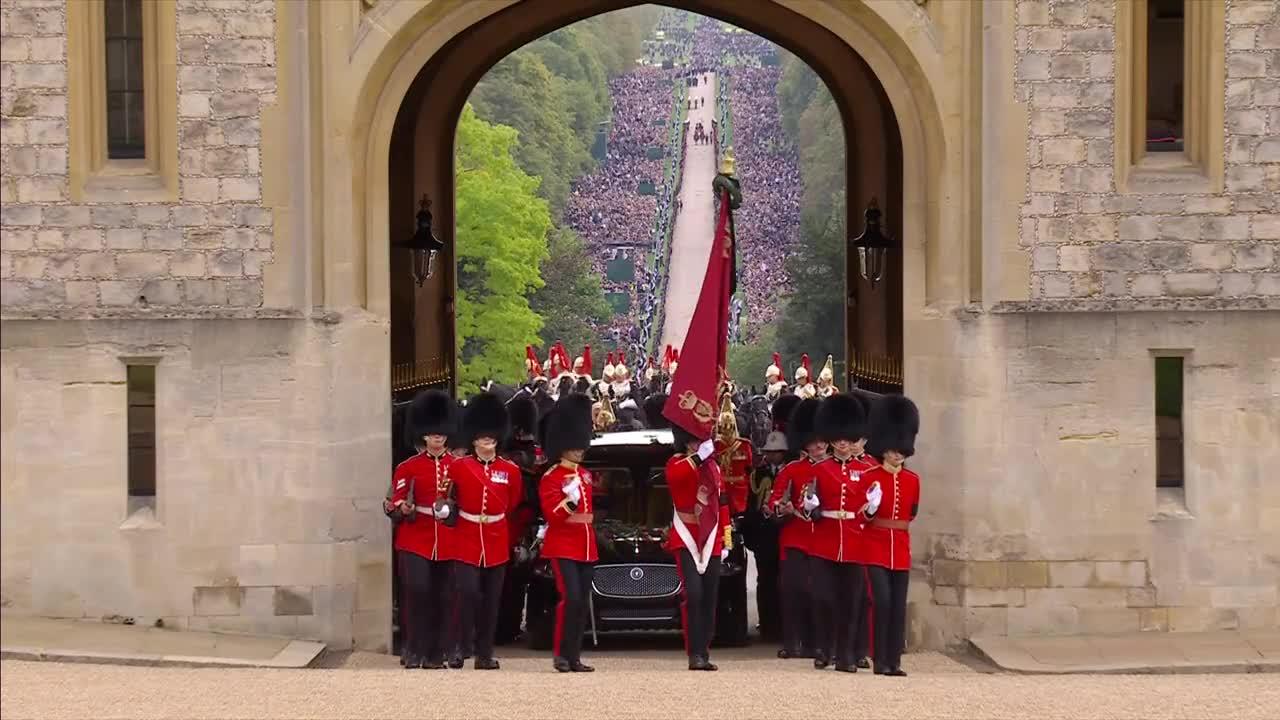 The Queen’s coffin makes its final journey down the Long Walk to Windsor Castle  Service