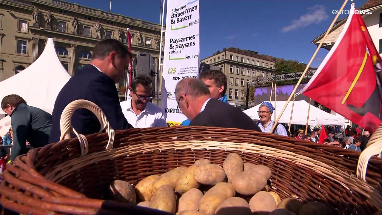 1,350 kilos of potatoes used to cook up world's largest rösti in Switzerland