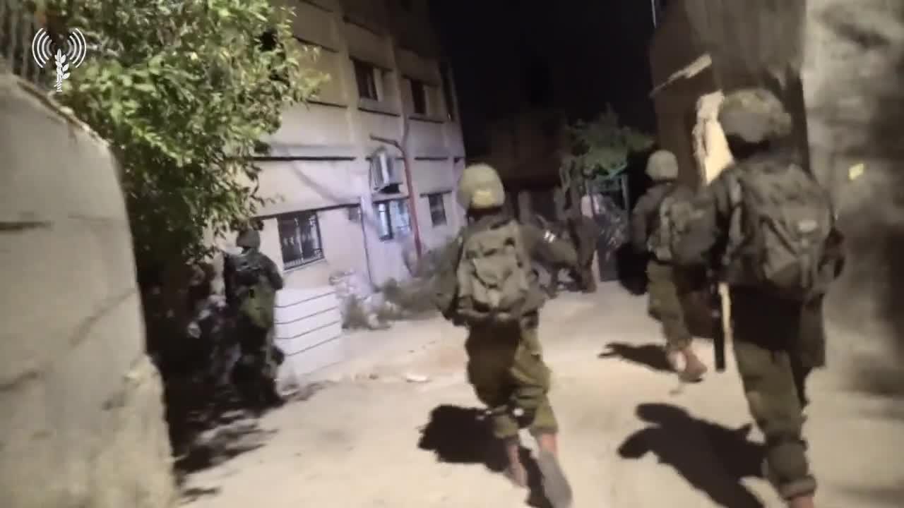 The IDF arrested 8 Palestinians in the West Bank last night.