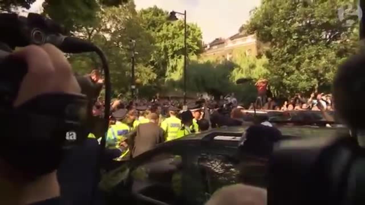 London cyclists block Boris Johnson's car after Brexit vote – video