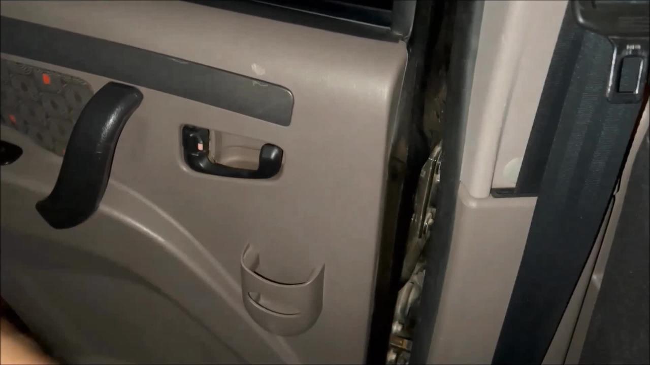 How to Activate the Rear Child Locks on a 2012 Mahindra Scorpio Getaway Pikup