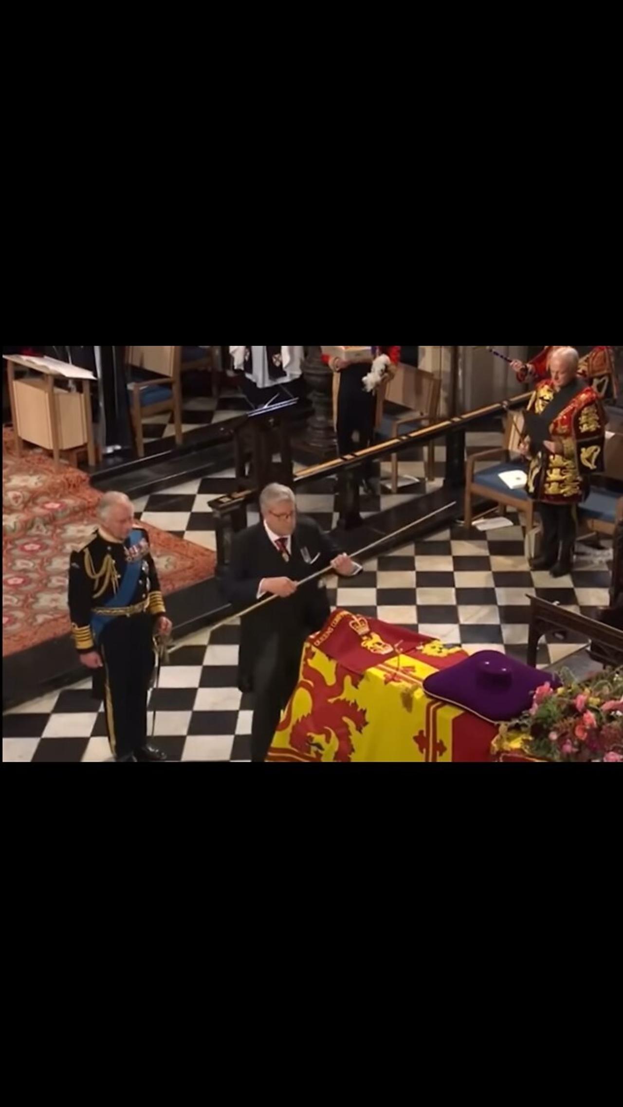 Lord chamberlain breaks wand of office andplaces it on Queen's coffin