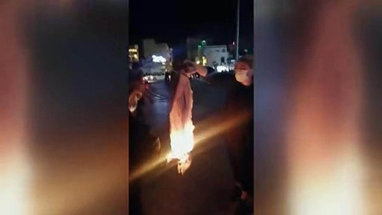 Woman burns headscarf amid Iran protest crackdown