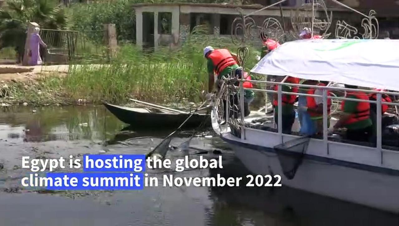 Egyptians clean the Nile river ahead of COP27