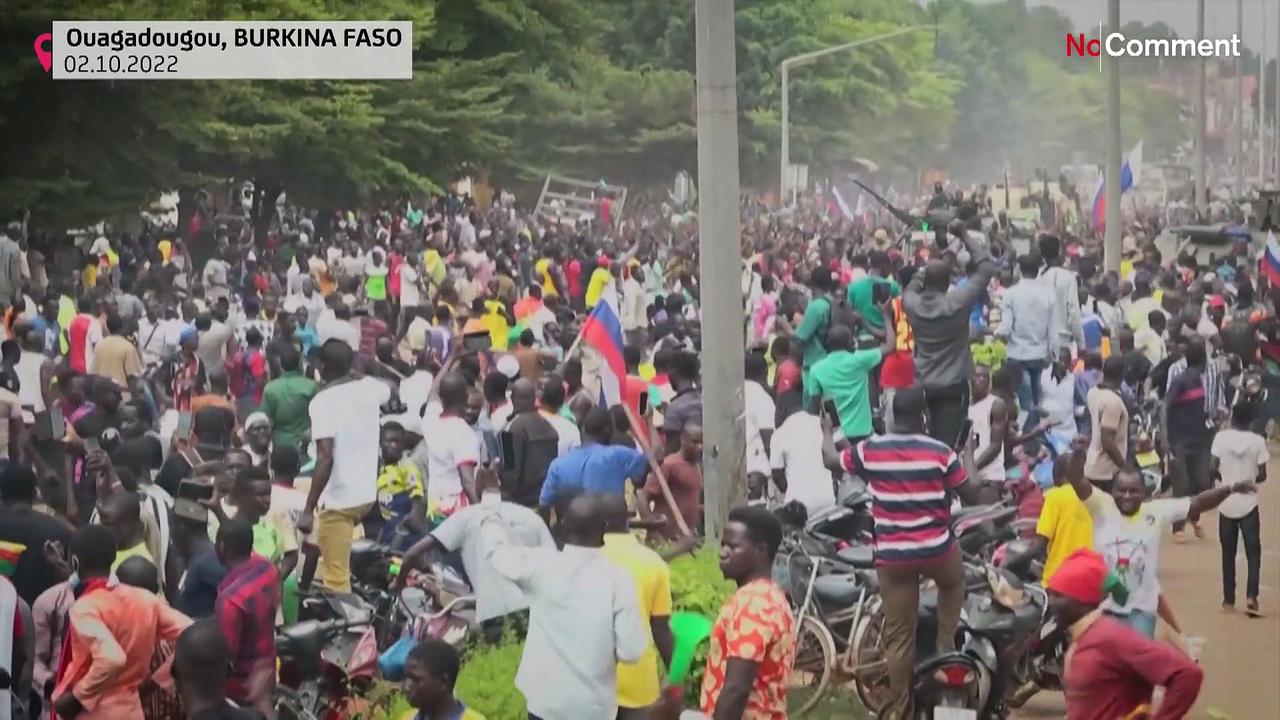 Burkina Faso: self-proclaimed leader of new ruling junta marches through capital