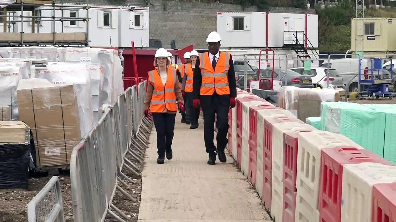 Truss and Kwarteng visit construction site amid tax tensions