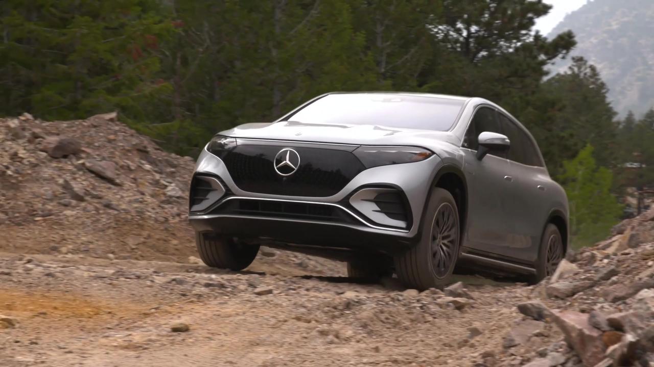 The new Mercedes-Benz EQS SUV 580 4MATIC in Silver Driving Video