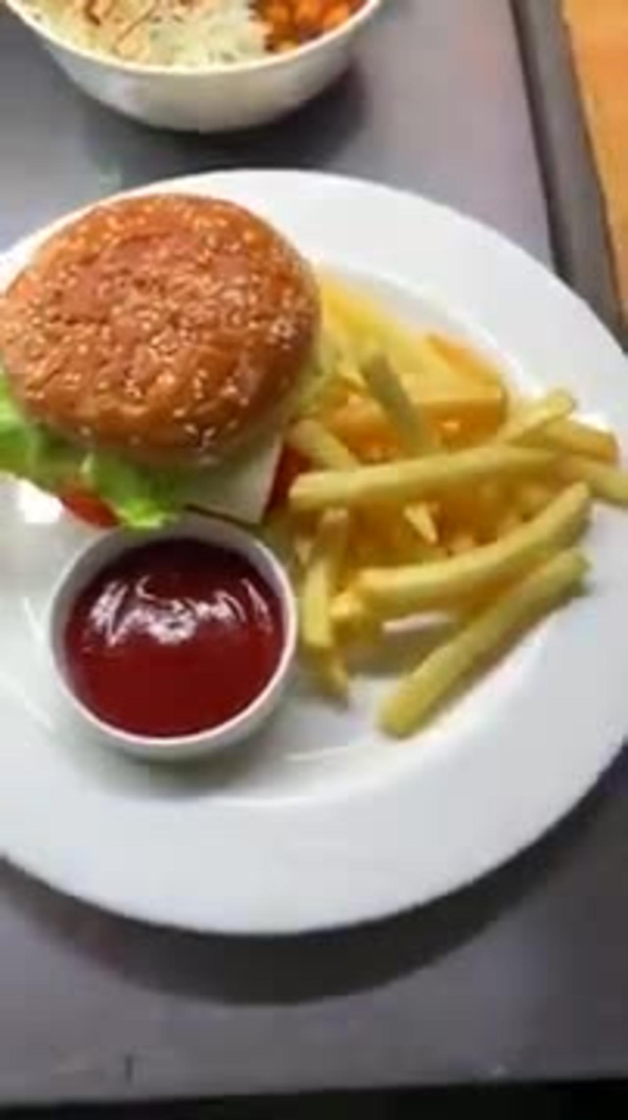 cheesy paneer burger _ BURGER 🍔 fast food _ FOOD ROCKET _ KHAWESOME CAFE JANAKPURI #shorts #food