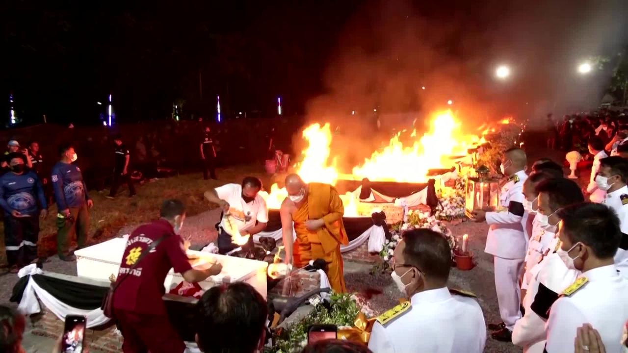 Mass cremation for Thai massacre victims