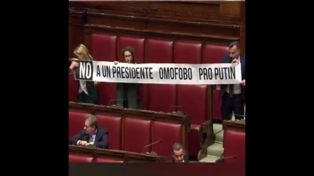 Camera, striscione anti Fontana in Aula: "No a presidente omofobo pro Putin"