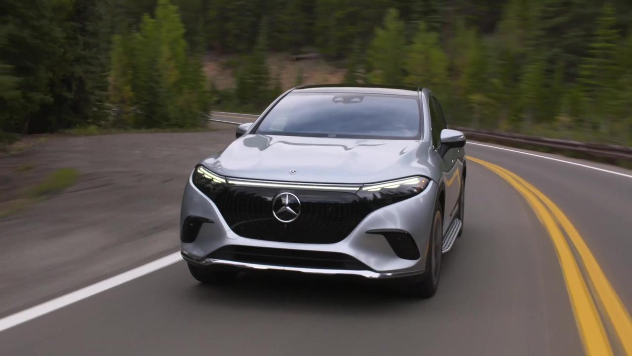 The new Mercedes-Benz EQS SUV 450 4MATIC in Silver Driving Video