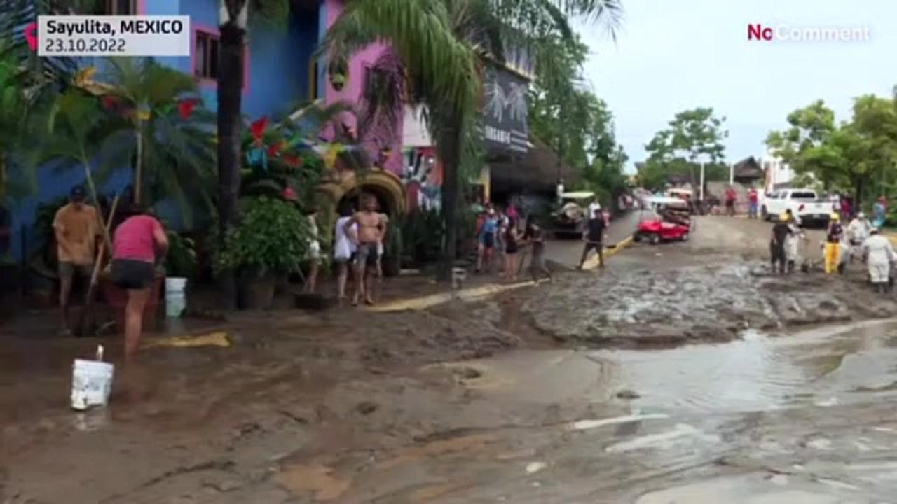 Hurricane Roslyn hits Mexico's west coast: flooded streets in Sayulita
