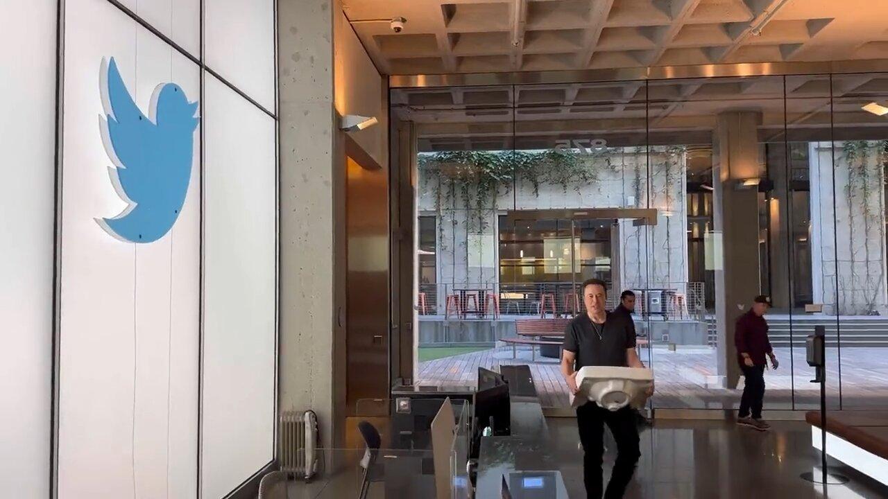 Elon Musk enters Twitter HQ as his time as owner approaches