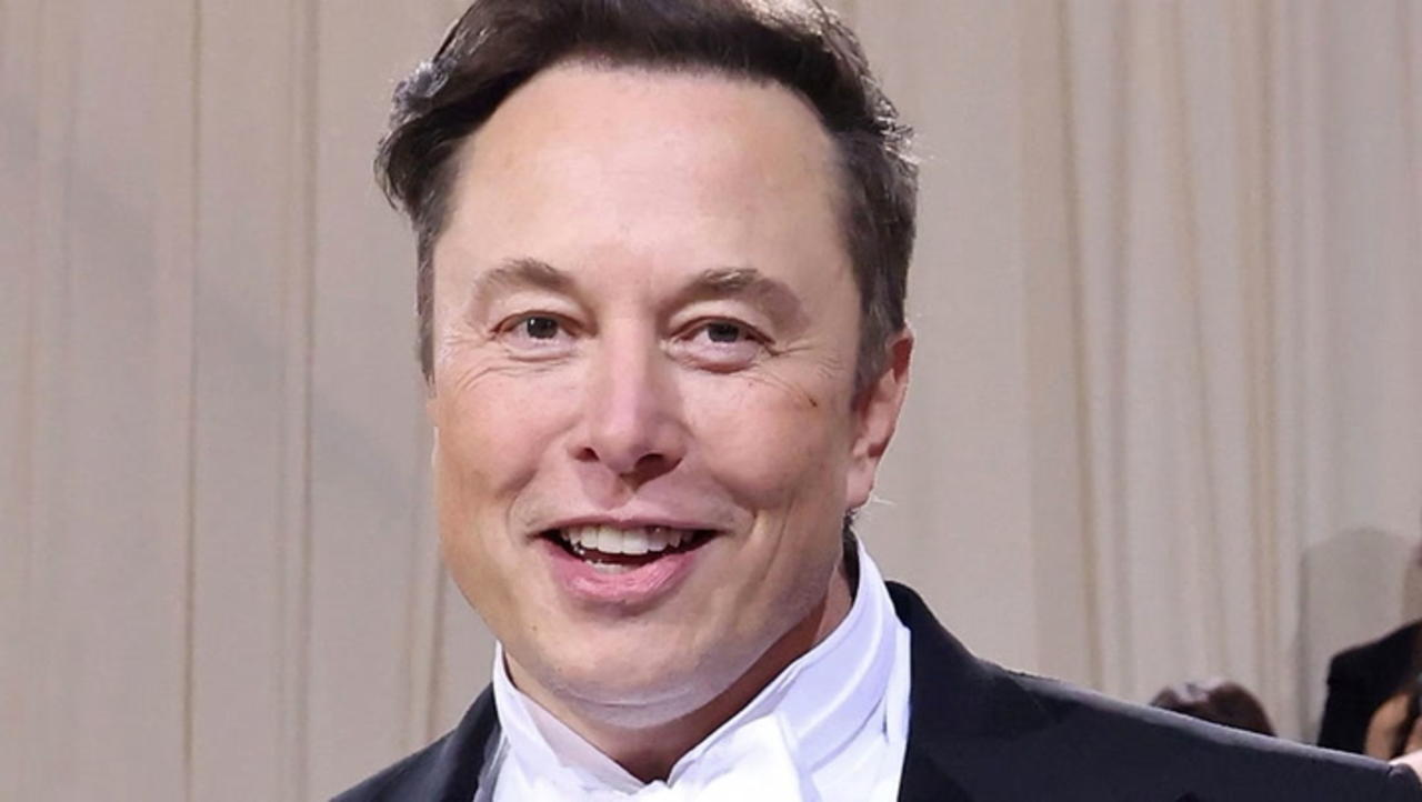 Elton Musk Closes Deal to Buy Twitter and Fires Senior Leadership | THR News