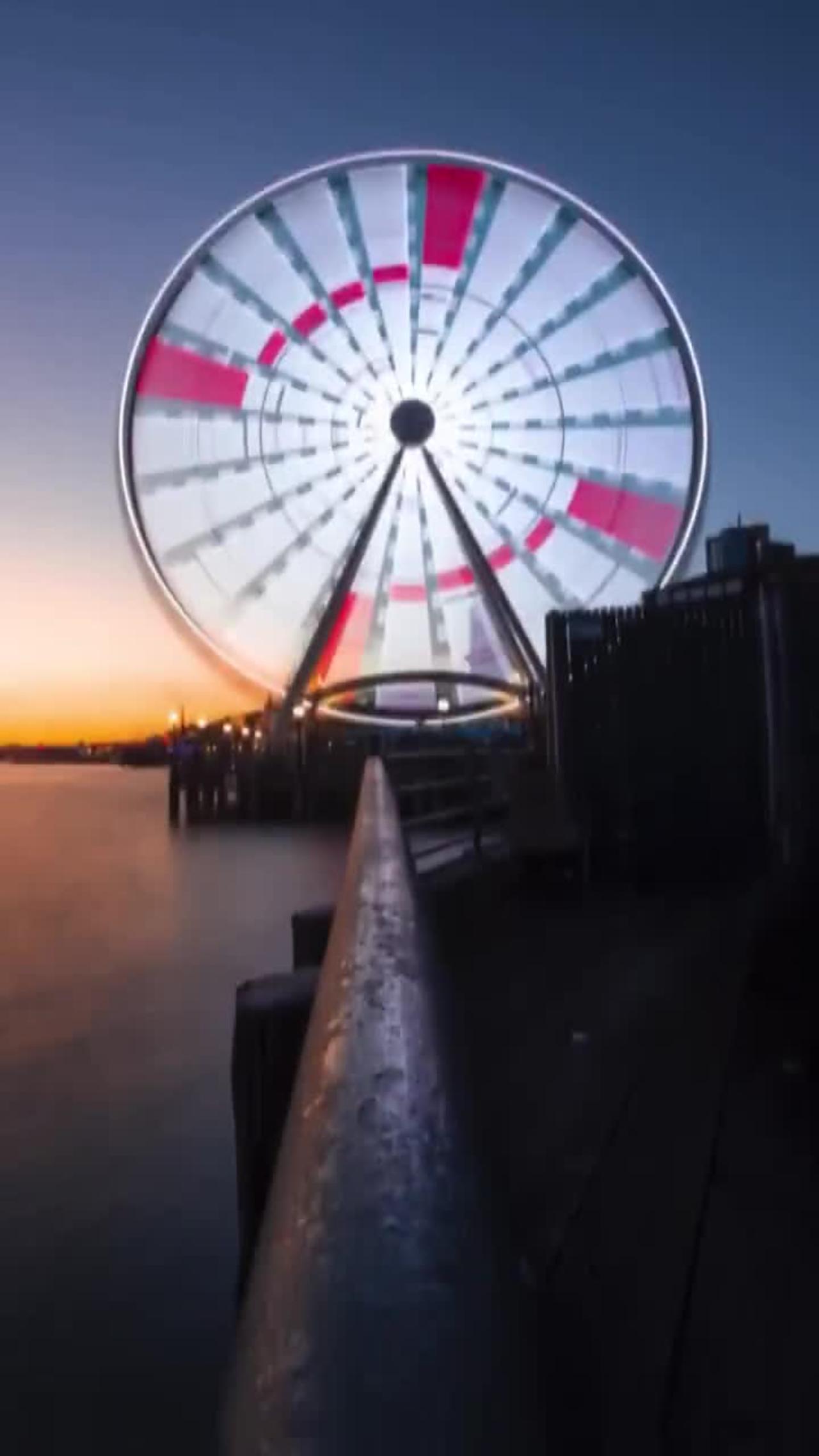 Scenery under the Ferris wheel