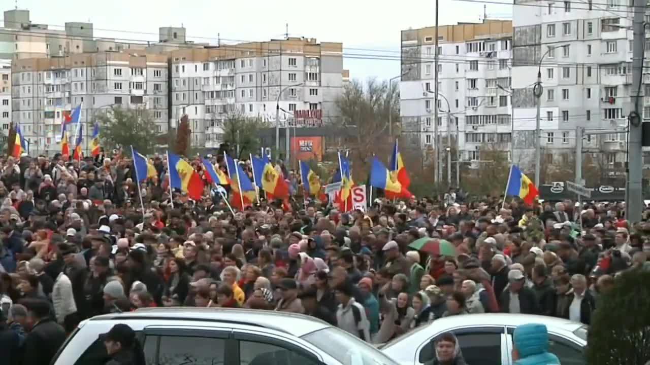 Thousands of Moldovans Take to the Streets of Chișinău in Protest of the EU and NATO  They demand the resumption of trade with