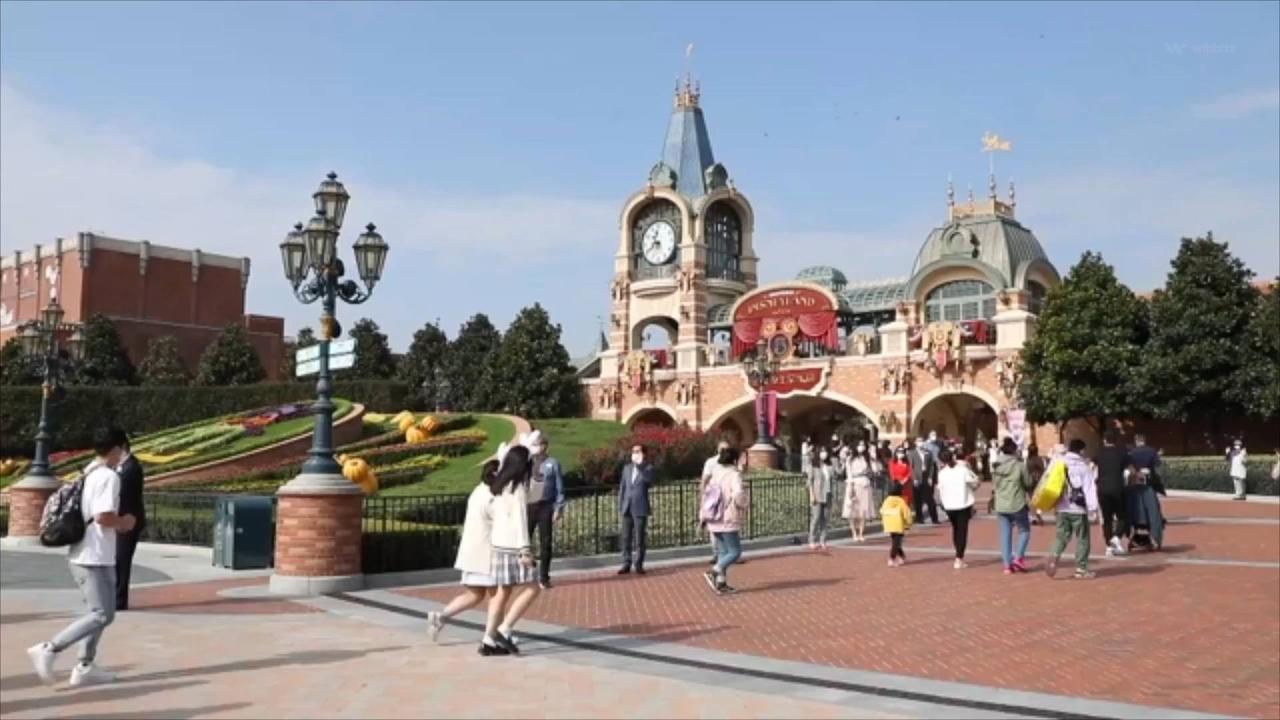 Shanghai Disneyland Guests Reportedly Locked in Park for Hours Over a Single COVID Case