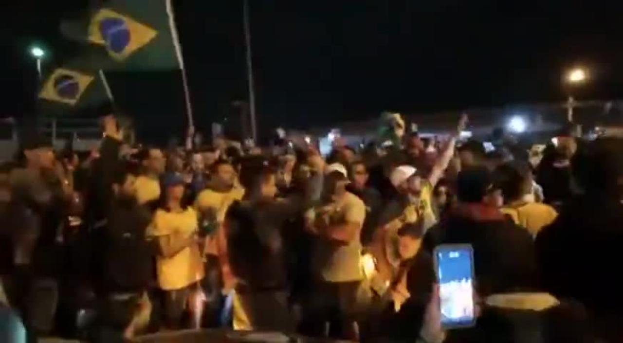 BRAZIL IS COLLAPSING WHILE WE WATCH - VID 4 - POLICE JOIN SOME BOLSONARO PROTESTERS