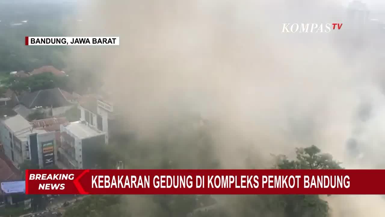 [BREAKING NEWS] Api di Kompleks Pemkot Bandung Mulai Padam, Tapi Masih Terlihat Percikan di Atap!