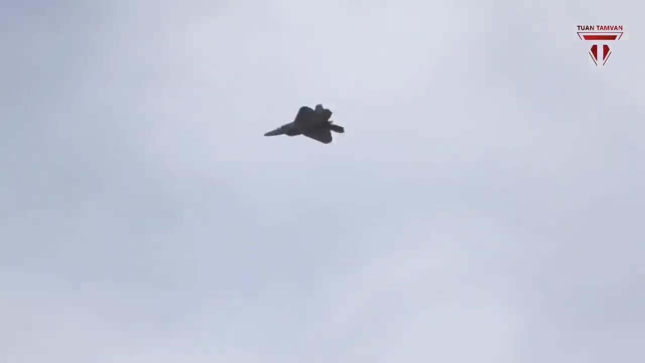 Extreme Powerful F-22 Shows Its Crazy Ability!!!