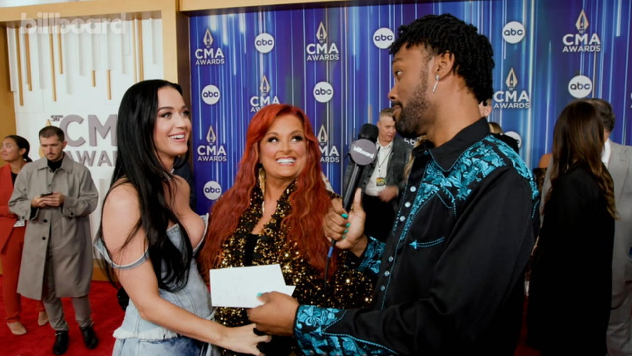 Katy Perry & Wynonna Judd Meet For The First Time On The Red Carpet, Talk About Music Legends, Beauty Secrets & More | CMA Award