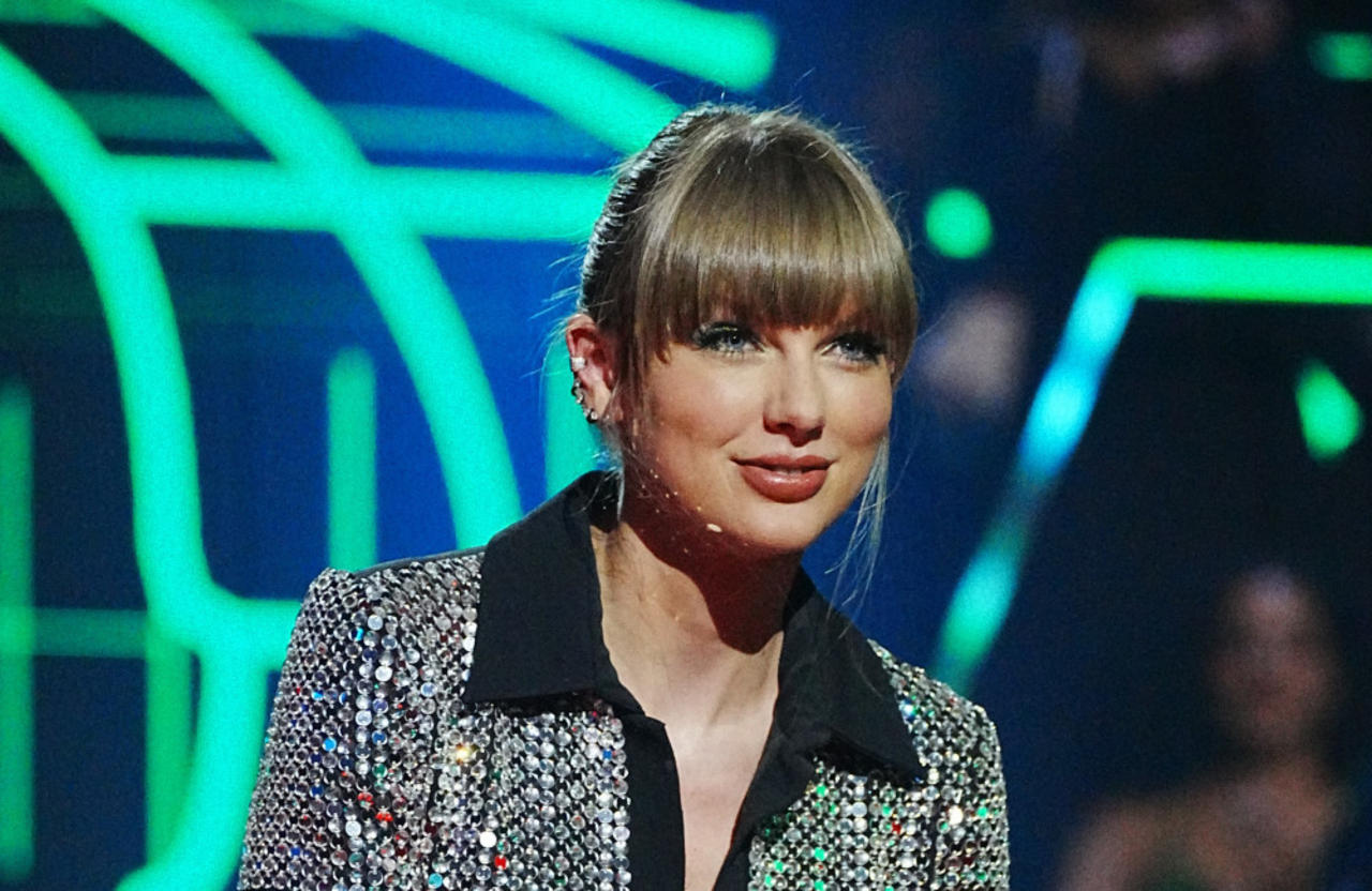 Taylor Swift Is Top Winner At MTV EMAs 2022 - One News Page VIDEO