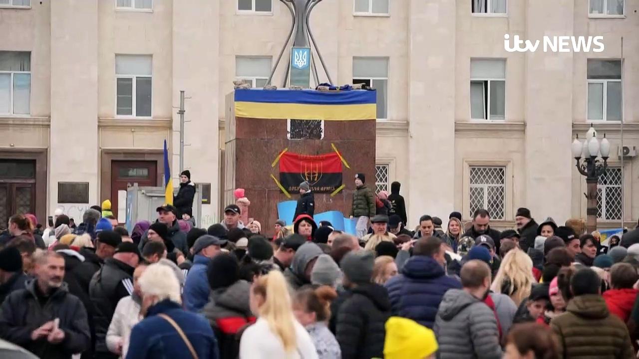 Crowds celebrate in central Kherson days after liberation