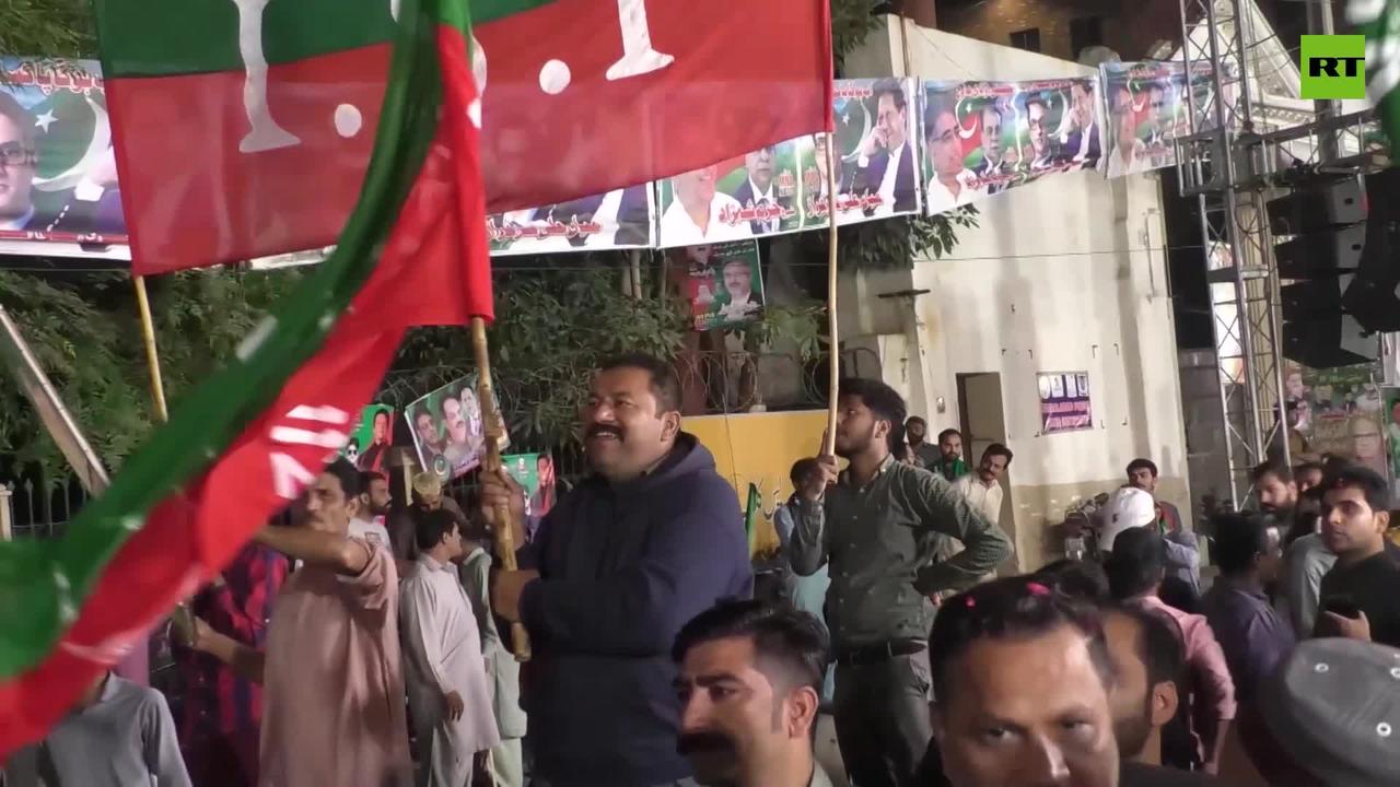 Supporters of ousted PM Imran Khan continue march to Islamabad