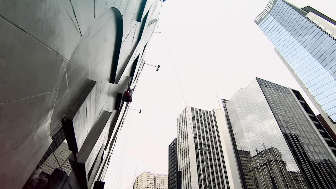 Urban Climbing in Downtown São Paulo