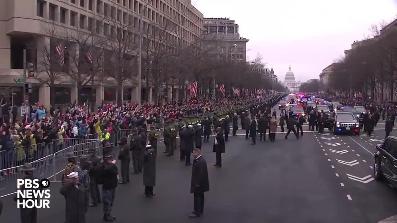 President Donald Trump walks parade route on Inauguration Day 2017_1